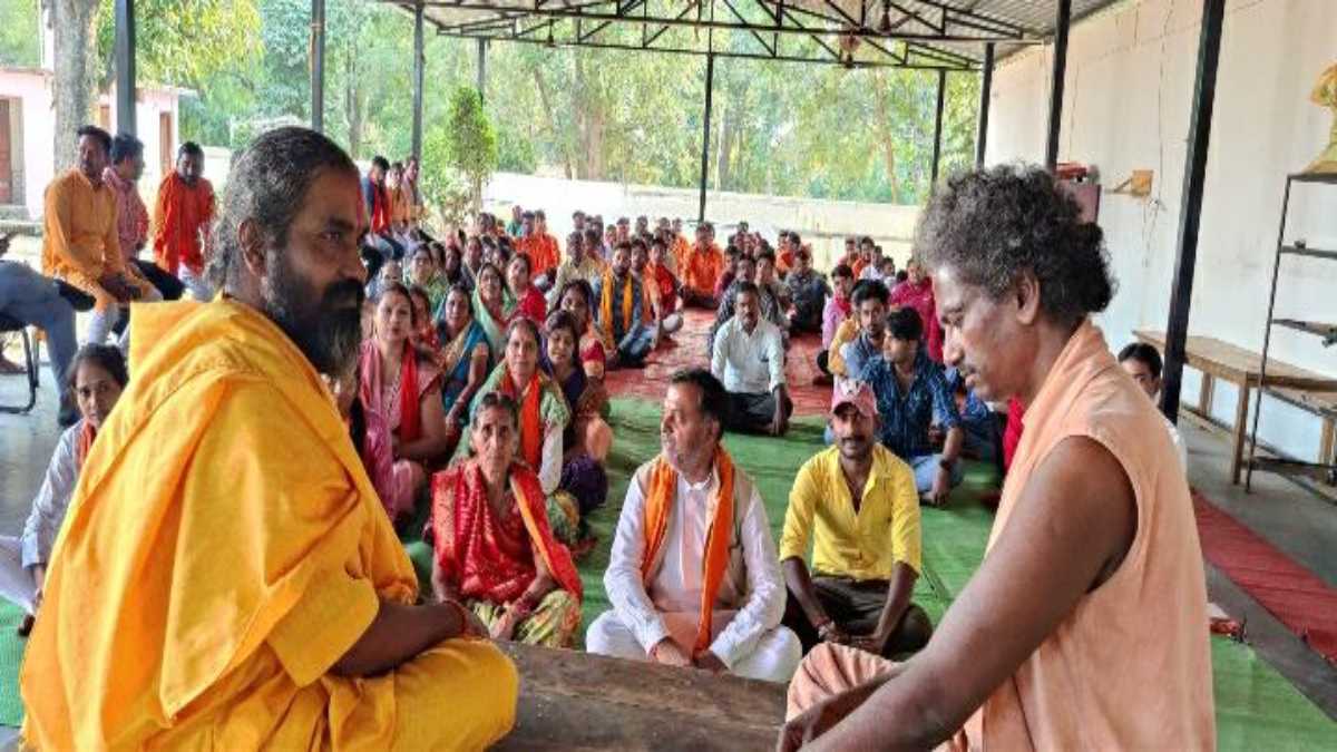 बाबाओं ने बढ़ाया सियासी पारा : चुनाव में कहीं प्रत्याशी बनकर तो कहीं समर्थन देकर बाबाओं ने राष्ट्रीय पार्टियों की बढ़ाई बीपी, इस जिले में दिलचस्प हुआ मुकाबला