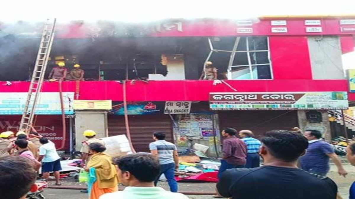 Odisha News : कपड़े की दुकान में लगी भीषण आग, लाखों का नुकसान