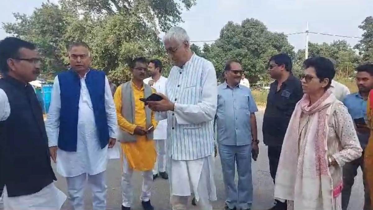 प्रत्याशियों के नामांकन रैली में नदारद रहे कांग्रेस विधायक, प्रभारी कुमारी शैलजा ने दी नसीहत, कहा- पार्टी के प्रति जिनकी निष्ठा है वे पार्टी में ही रहे …