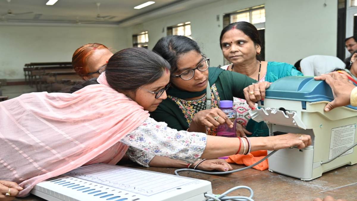 महिलाओं के हाथ चुनाव की कमान : केवल महिला अधिकारी कराएंगे रायपुर जिले के 2 विधानसभा सीटों में मतदान, महिला बल संभालेंगी सुरक्षा की जिम्मेदारी