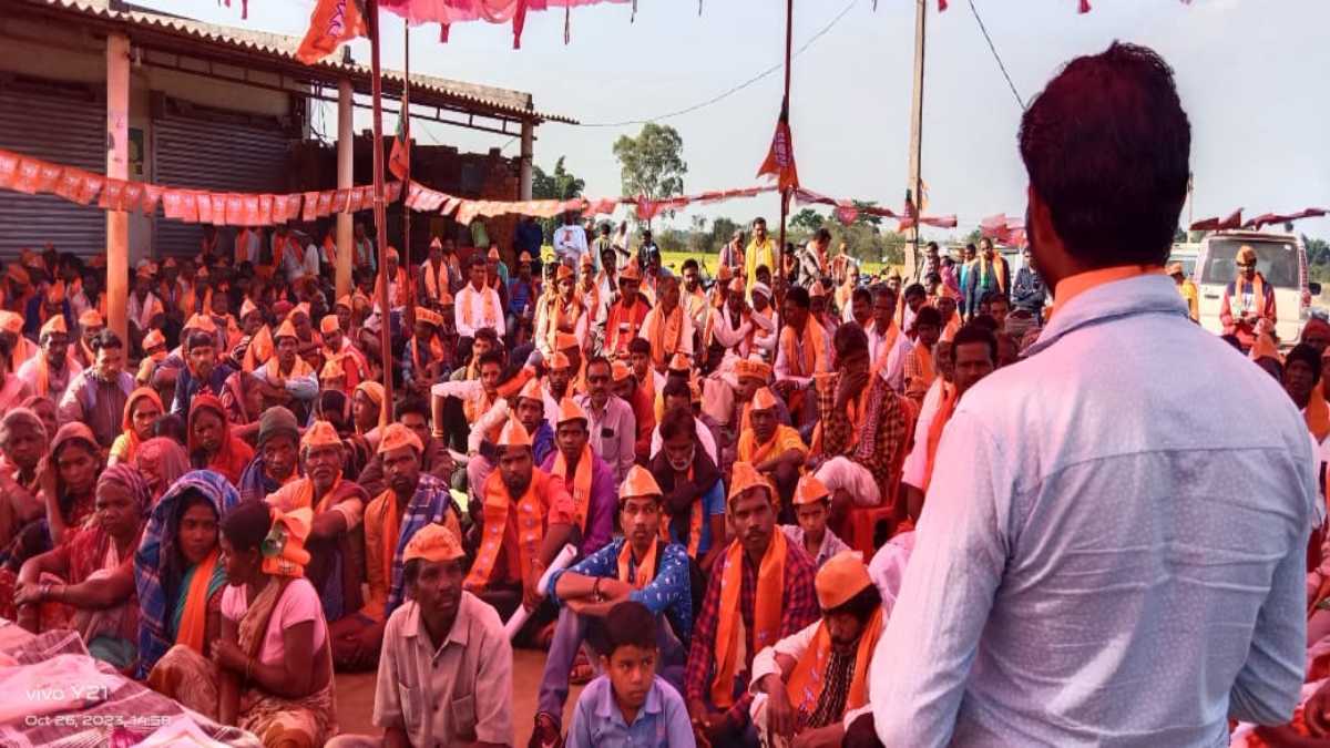 CG NEWS : पंडरापाठ मंडल में 200 लोगों ने थामा भाजपा का दामन, मोदी सरकार की योजनाओं से प्रभावित होने की कही बात