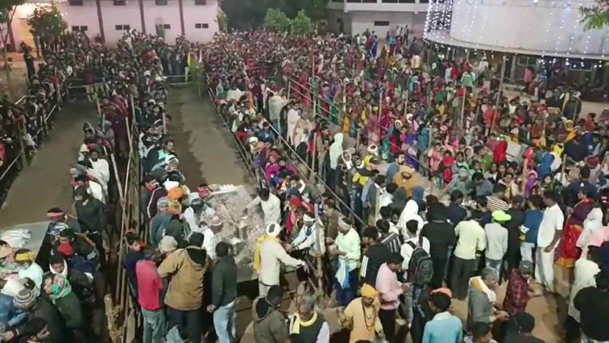Sharad Purnima : रोगों को दूर करने मां पाताल भैरवी मंदिर में बांटा गया जड़ी-बूटी युक्त खीर, बड़ी संख्या में पहुंचे लोग