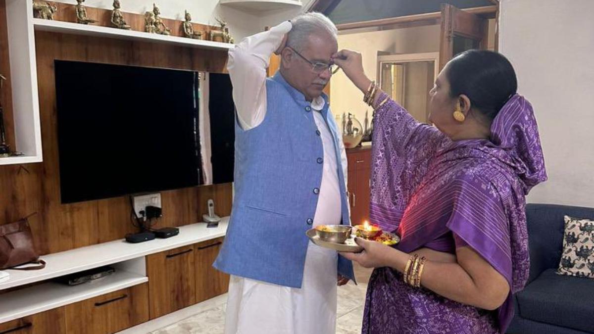 नामांकन दाखिल करने पहुंचे मुख्यमंत्री भूपेश बघेल : पत्नी ने किया तिलक, सीएम ने पोस्ट की तस्वीरें, लिखा- आप सबका प्यार मेरा संबल है…