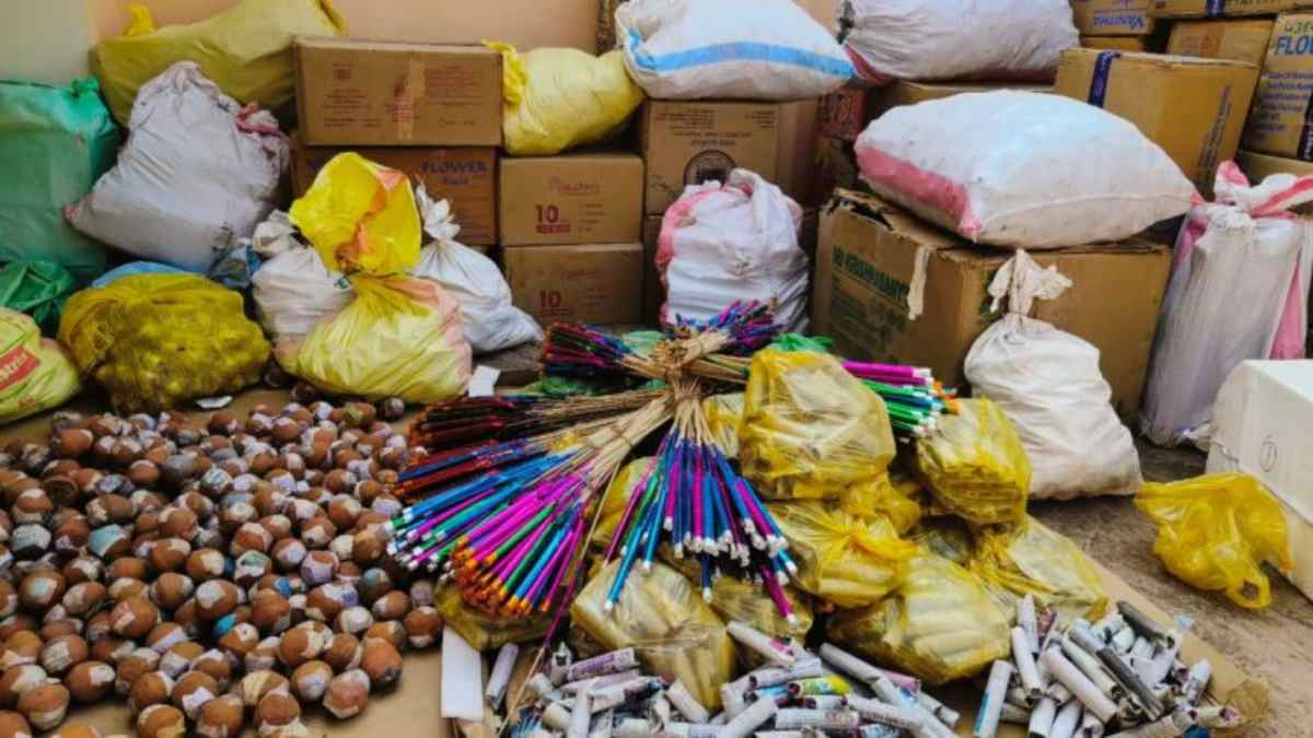 Odisha News : पुलिस ने घर में छापेमारी कर बड़ी मात्रा में जब्त किये पटाखे, 2 गिरफ्तार