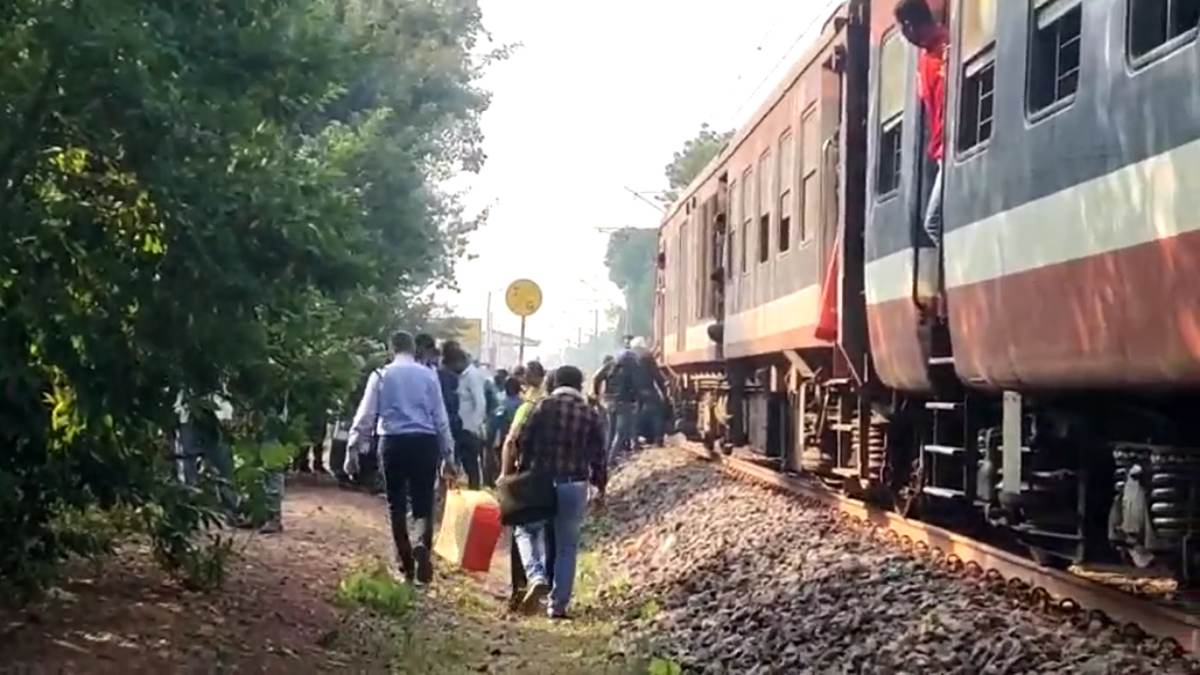 अंतागढ़-रायपुर पैसेंजर ट्रेन में आई तकनीकी खराबी : रास्ते में रुकी गाड़ी, यात्री परेशान, अर्जेन्ट काम होने से पैदल निकले कई लोग