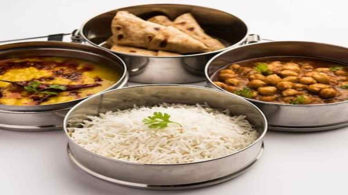 Lunch Box Clean Tips and Tricks: टिफिन बॉक्स को अच्छे से धोने के बाद भी आती है बुरी स्मेल, तो इस तरह करें क्लीन