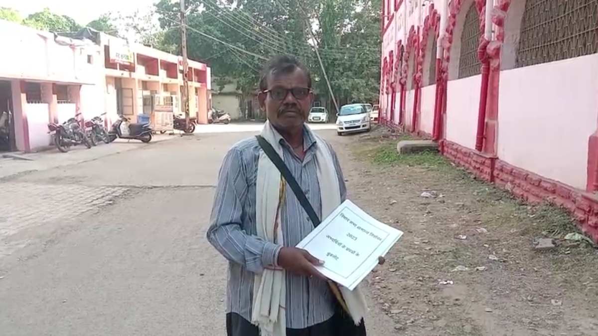 CG Assembly Election 2023 : चुनाव में राष्ट्रीय दलों को हराने निर्दलीय मैदान पर उतरे शंकर साहू, मुक्तिधाम में 35 साल से कर रहे हैं शव जलाने का काम, रेगुलर नहीं होने का है मलाल