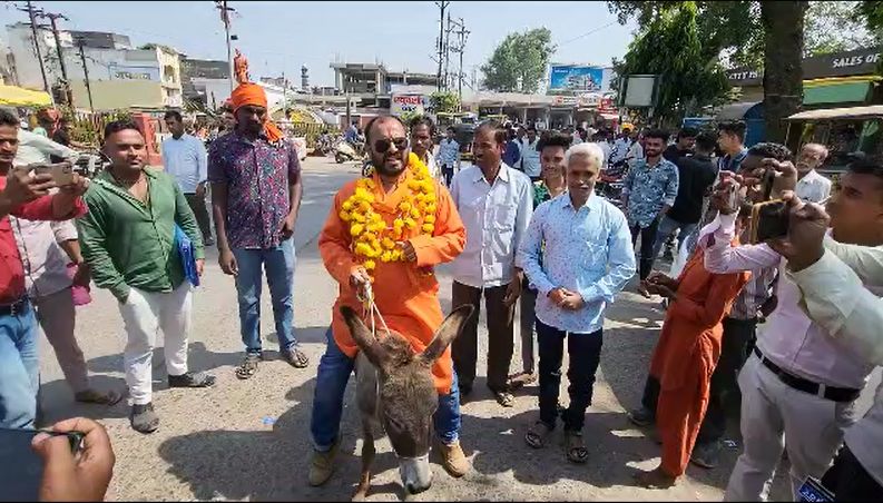 चुनावी माहौल में अजब गजब रंगः गधे पर सवार होकर नामांकन दाखिल करने पहुंचे नेता, मंत्री भी पहुंचे स्कूटी में