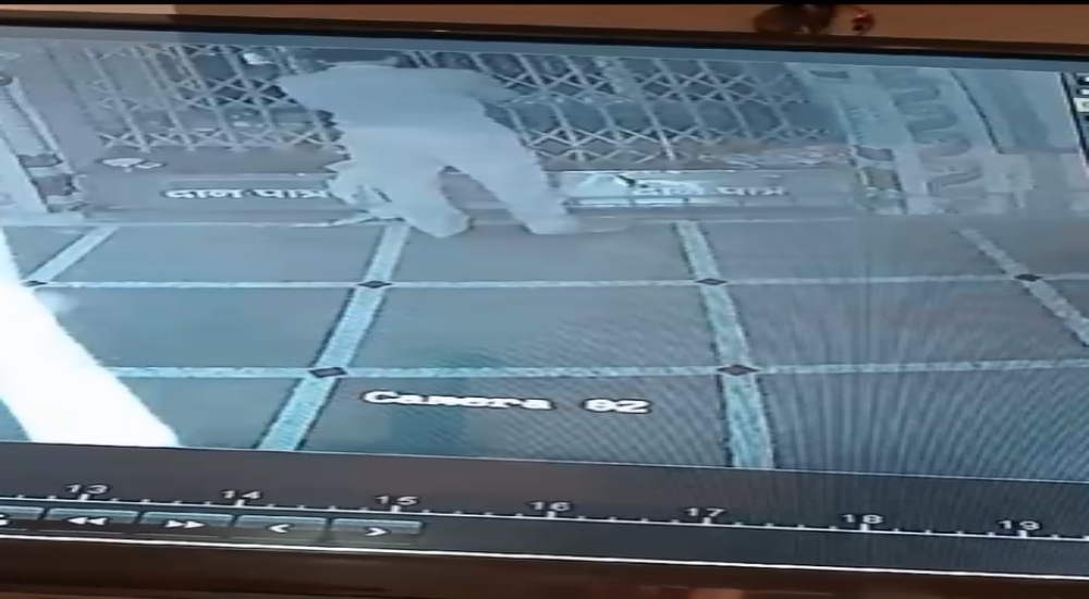 भगवान को भी नहीं छोड़ाः मंदिर का ताला काटकर नकदी की चोरी, वारदात सीसीटीवी कैमरे में कैद