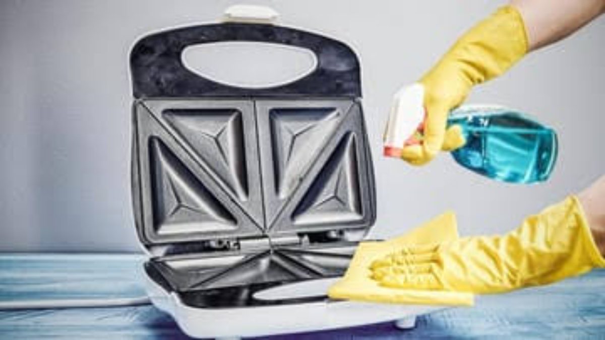 Kitchen Tips : सैंडविच मेकर को साफ करना होता है Tuff, यहां जाने इसे मिनटों में चमकाने का तरीका …