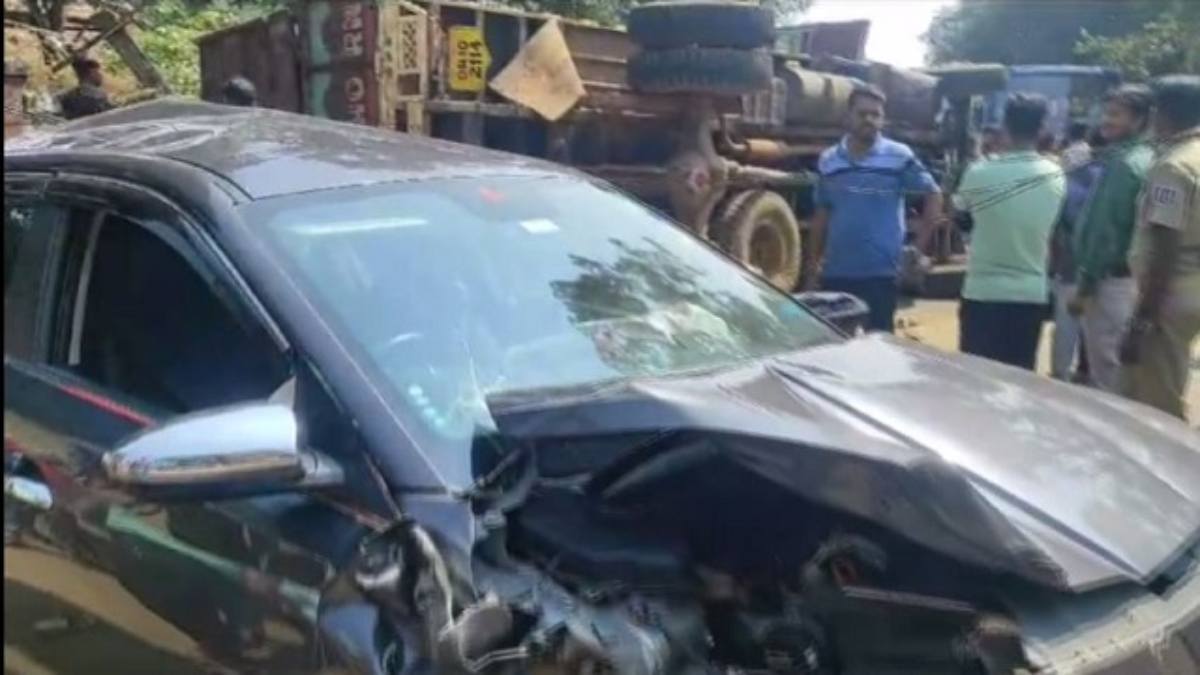 Odisha Road Accident : अनियंत्रित होकर पलटा ट्रक, फिर कार को लिया चपेट में, हादसे में 4 गंभीर