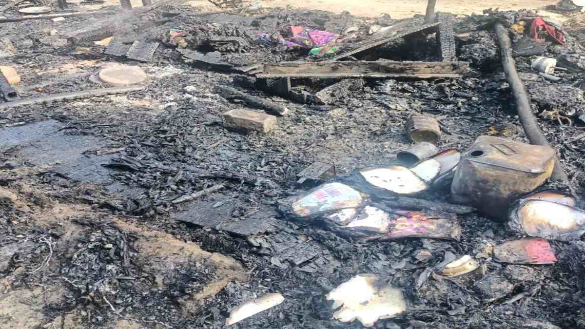 खाना बनाते समय गैस सिलेंडर फटने से लगी भीषण आग, चार झुग्गियां जलकर खाक, मची चीख-पुकार