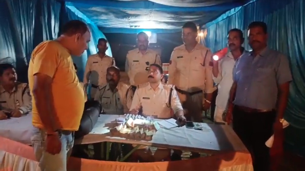 Madhya Pradesh Assembly Election 2023: कटनी-जबलपुर हाइवे पर पुलिस की कार्रवाई, चेकिंग के दौरान युवक से 4 लाख से ज्यादा कैश बरामद