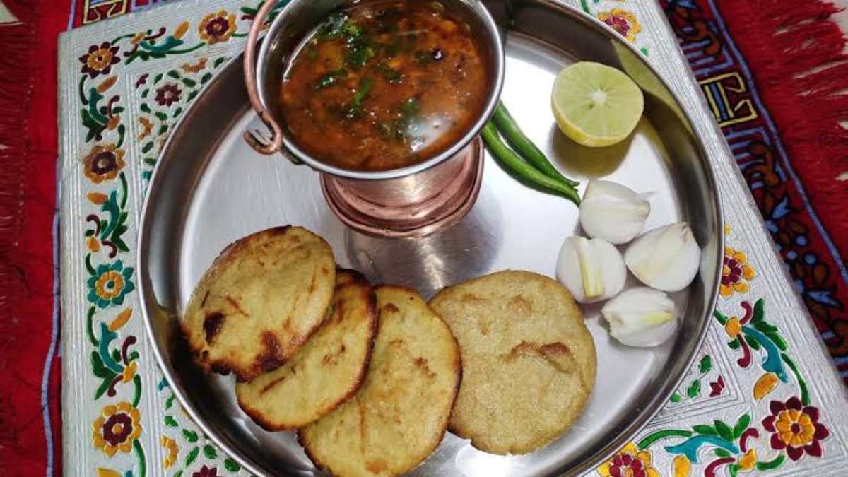 अर्क के पत्ते के ऊपर सेंका जाता है आदिवासियों की परंपरागत डिश दाल पानीये, ऐसे होता है तैयार …