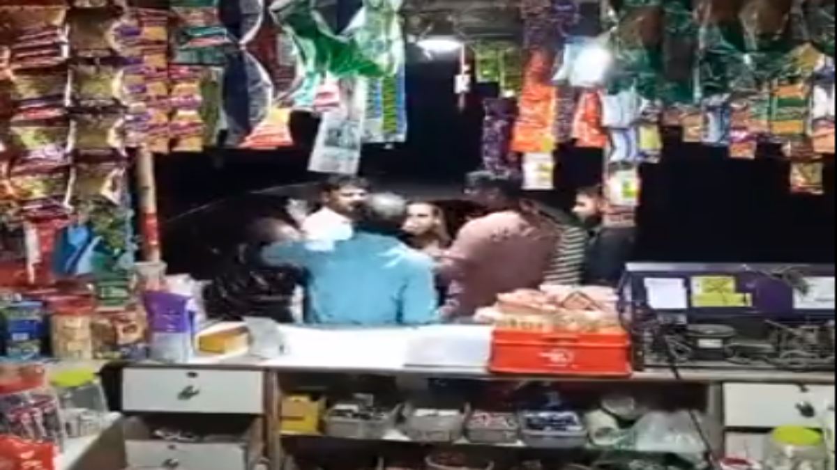 BJP नेता की गुंडागर्दी : फ्री में सिगरेट नहीं पिलाने पर पार्षद ने बुजुर्ग दुकानदार को जड़ा थप्पड़, Video वायरल