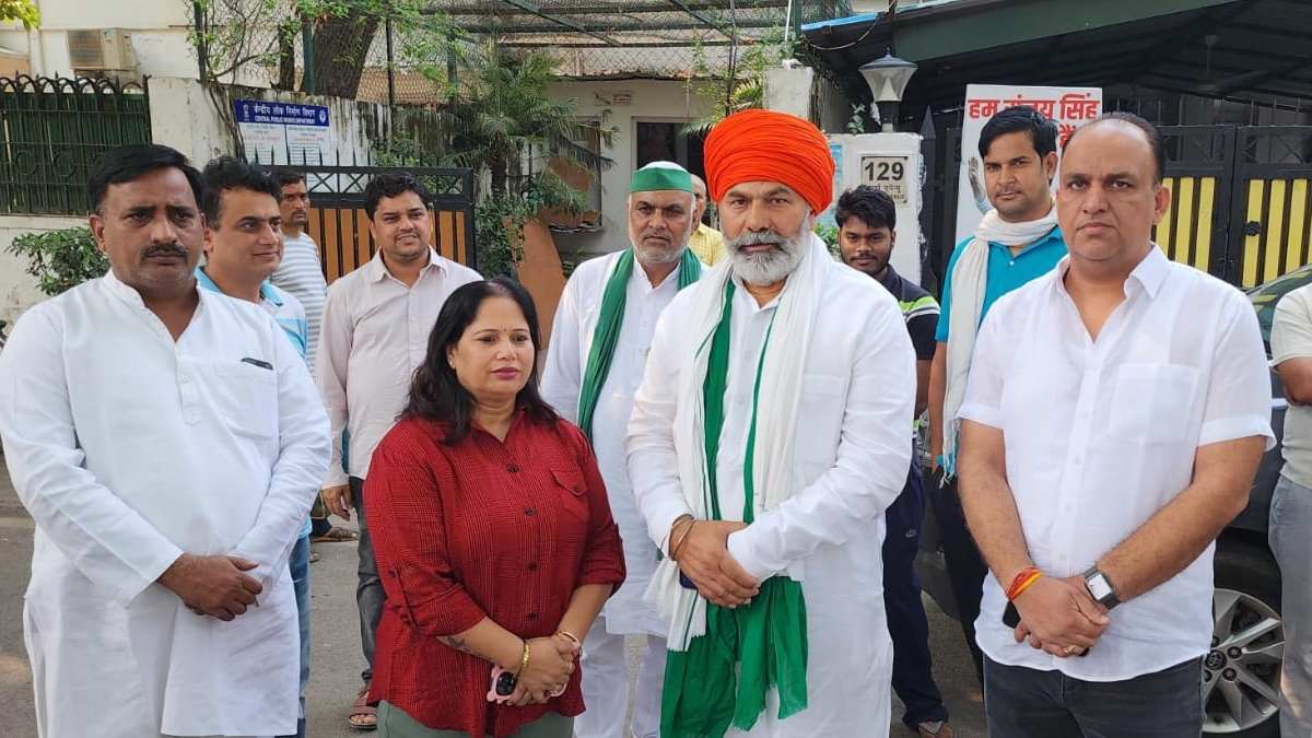 किसान नेता राकेश टिकैत ने सांसद संजय सिंह के परिवार से की मुलाकात, कहा- मोदी सरकार ने फर्जी मुकदमे में किया गिरफ्तार
