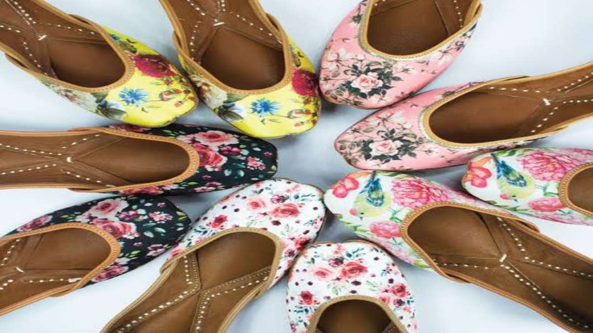 Festive Footwear Tips : जूतियों का फैशन कभी नहीं होता Out, एथनिक वियर के साथ लगता है best, यहां देखें जूतियों को कैसे करें Style …