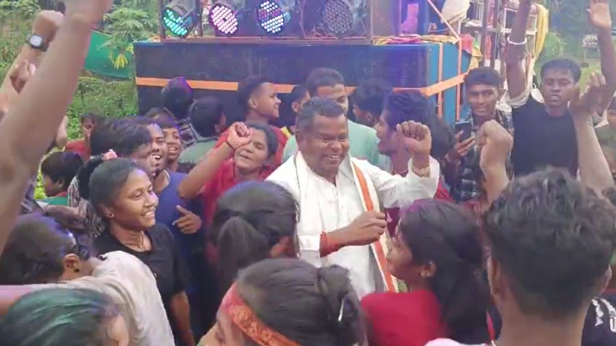 DJ की धुन पर थिरके मंत्री जीः गणेश विसर्जन में बच्चों के साथ जमकर नाचते दिखे कवासी लखमा, देखें VIDEO…