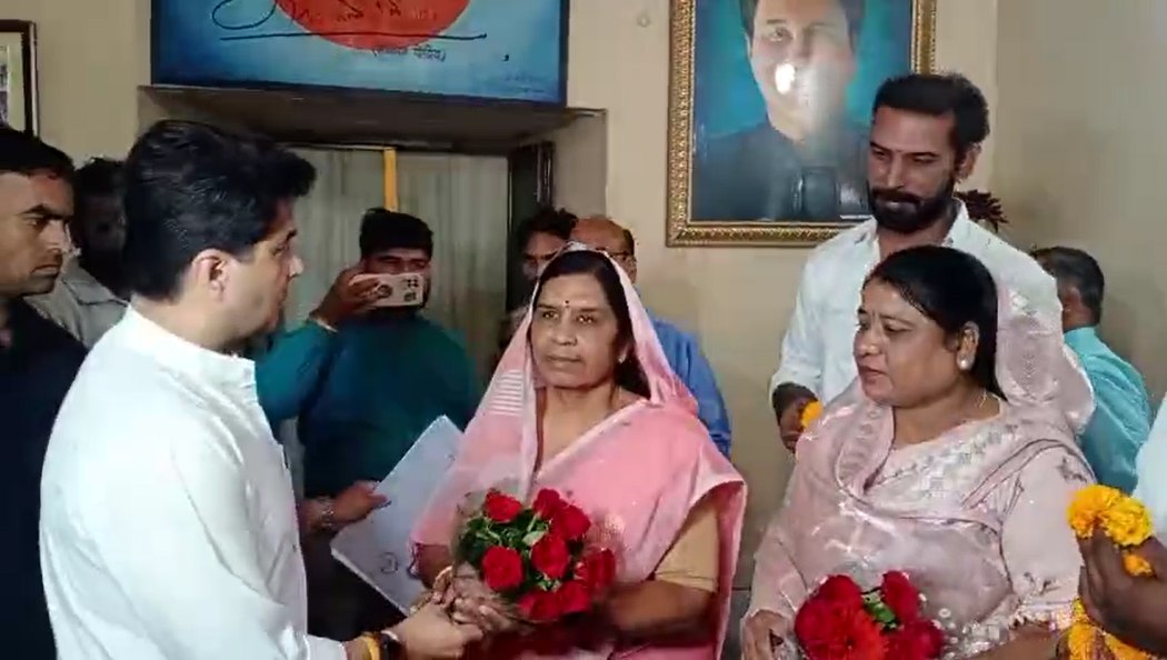 कांग्रेस में बगावतः नाराज नेता पहुंचे सिंधिया के महल, हुए BJP में शामिल, ज्योतिरादित्य बोले- लगाई है मजबूत गांठ
