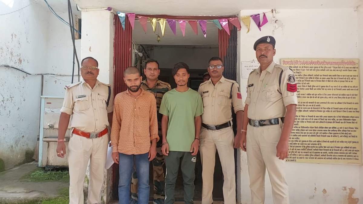 नाबालिग लड़कियों की फोटो एडिट कर फिल्मी तरीके से करते थे ब्लैकमेल, दो बदमाशों को पुलिस ने दबोचा