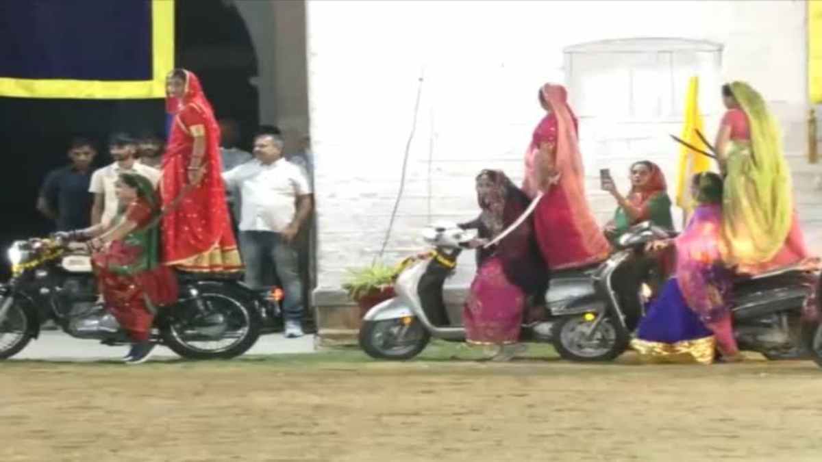 ‘साइकिल गरबा’ के बाद अब बाइक और जीप पर गरबा का वीडियो हो रहा वायरल…