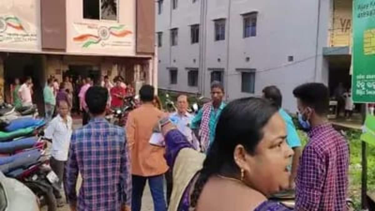 मोतियाबिंद ऑपरेशन के बाद चली गई 6 लोगों की आंखों की रोशनी, परिजनों ने किया हंगामा, अस्पताल प्रबंधन पर लापरवाही का आरोप