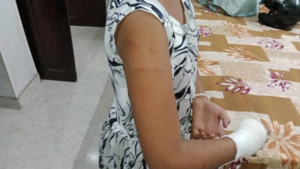 हैवान बना कोचिंग टीचर : 4 का पहाड़ा नहीं सुना पाई छात्रा, शिक्षक ने बच्ची के पकड़े बाल, फर्श पर घसीट-घसीटकर डंडों से पीटा