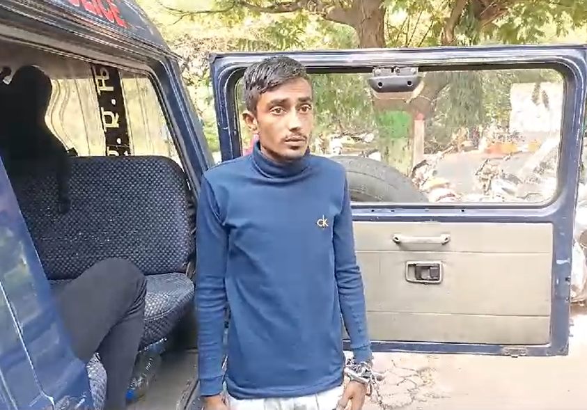 पेट्रोल बम फेंकने वाला बदमाश साथी के साथ गिरफ्तार: फिरौती नहीं देने पर व्यापारी को जान से मारने की दी थी धमकी, CCTV फुटेज ने पुलिस को पहुंचाया आरोपी तक