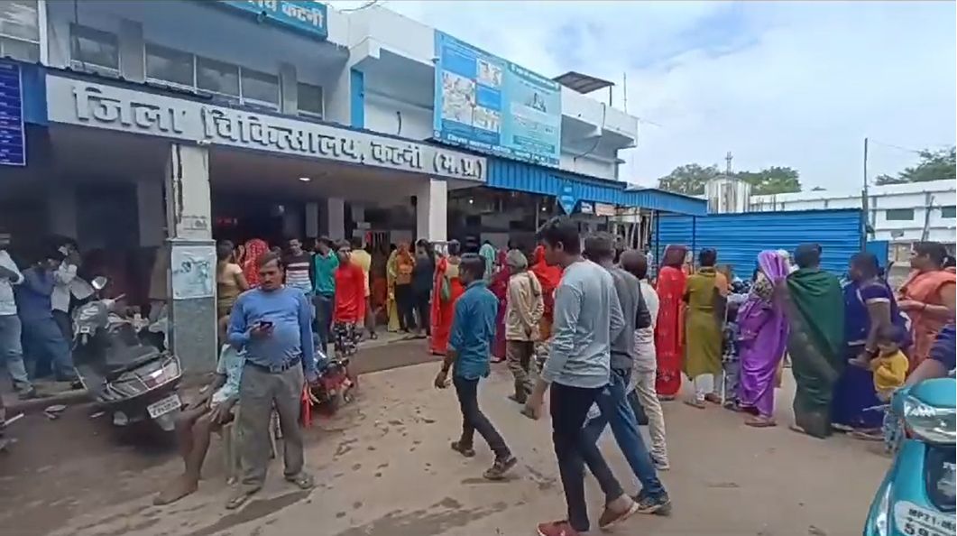 यह कोई मुफ्त में मिलने वाली वस्तु की लाइन नहीं: जिला अस्पताल में उपचार कराने आए मरीजों की है कतार