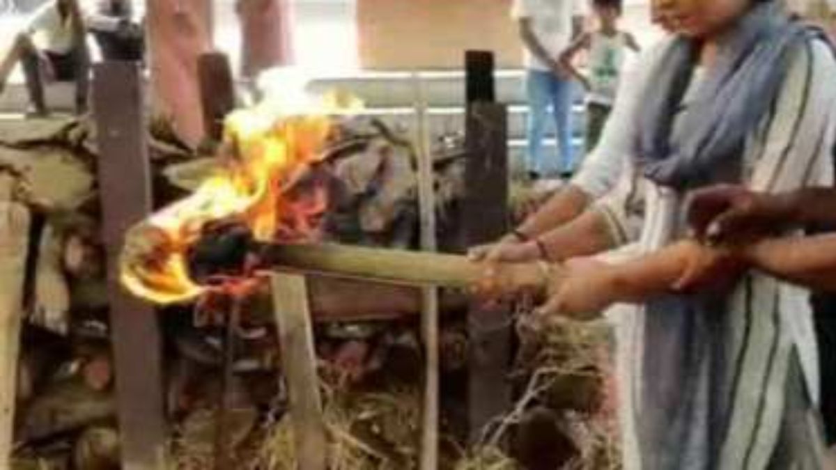 ओडिशा की लड़की ने तोड़ी सदियों की पुरानी परंपरा, पिता का किया अंतिम संस्कार …