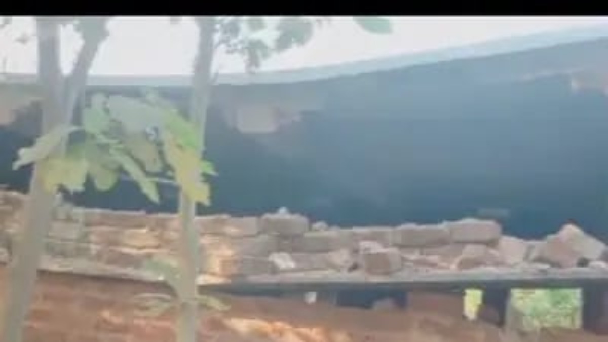 दीवार निर्माण के 5 दिन के भीतर ही ढह गई 5टी स्कूल, घटिया काम के कारण करोड़ों रुपए हुए बर्बाद …