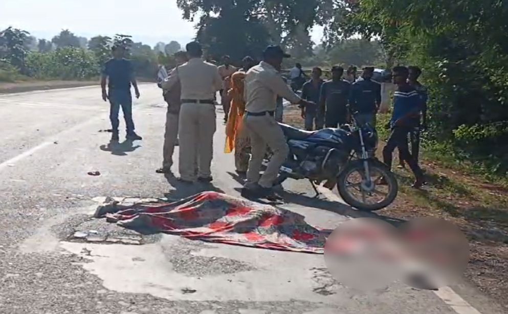 MP सड़क हादसाः दमोह में अज्ञात वाहन ने बाइक को मारी टक्कर, चालक की मौत, पत्नी और बच्चे गंभीर