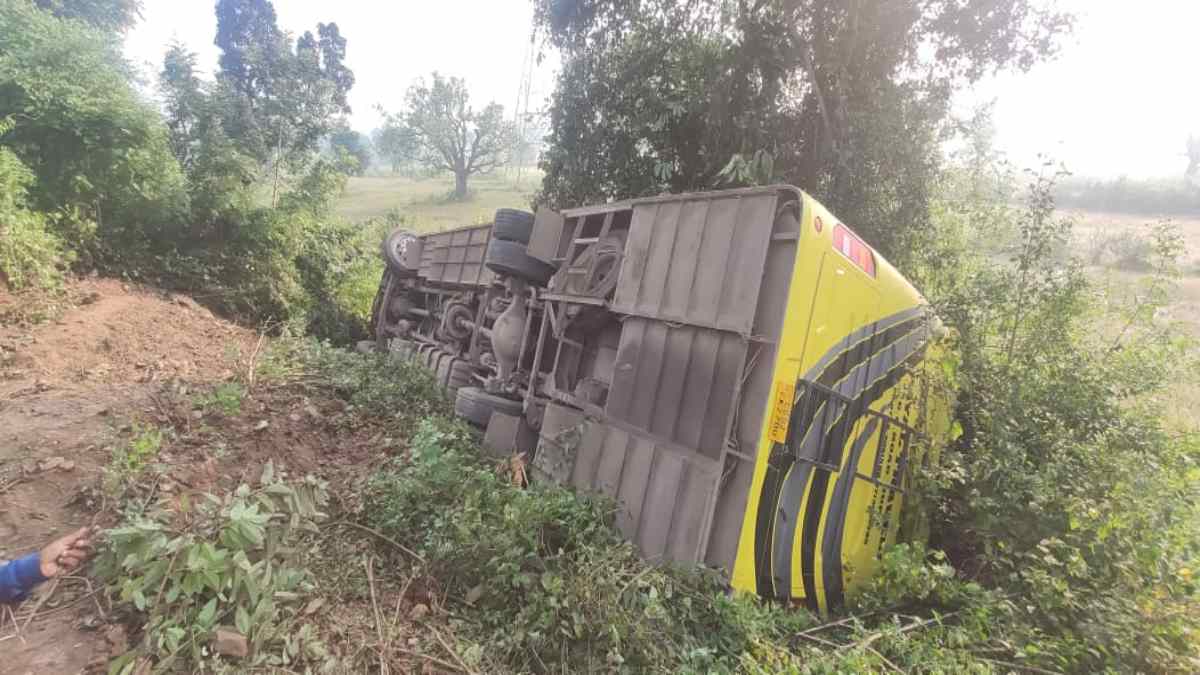 CG Road Accident : NH पर अनियंत्रित होकर पलटी बस, 14 यात्री घायल, 2 की हालत गंभीर