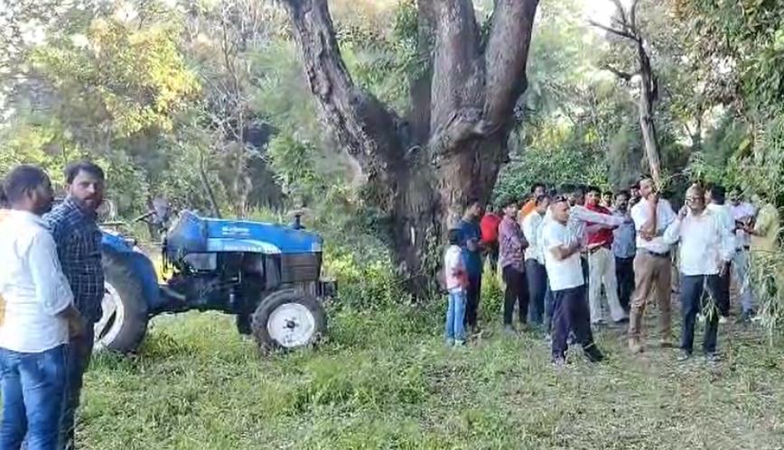 दर्दनाक हादसाः खेत में खड़े ट्रैक्टर को युवक ने किया चालू, ट्रैक्टर सहित कुएं में जा गिरा, मौत