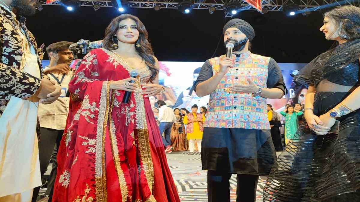 रास डांडिया में एक्ट्रेस चित्रांगदा के साथ झूमा पूरा शहर, विधायक धर्मजीत सिंह, शैलेष पाण्डेय और मेयर यादव भी हुए शामिल