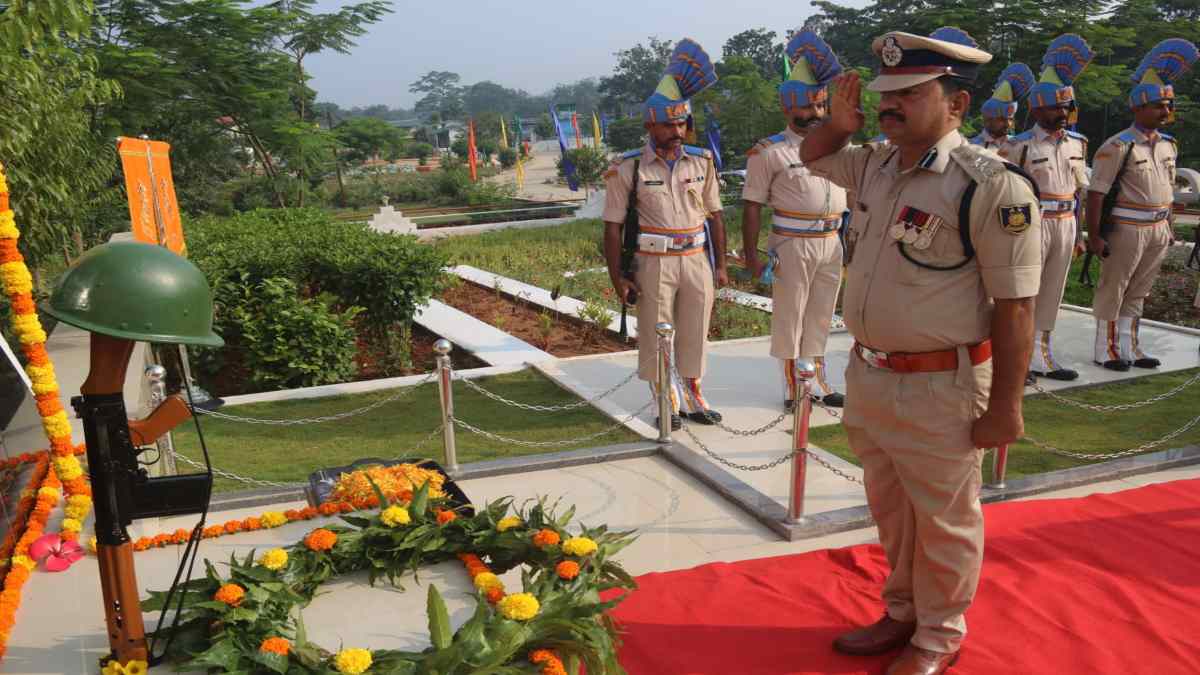 पुलिस स्मृति दिवस : सीआरपीएफ की 231वीं बटालियन ने शहीदों को किया याद, माल्‍यर्पण कर दी सशस्‍त्र सलामी