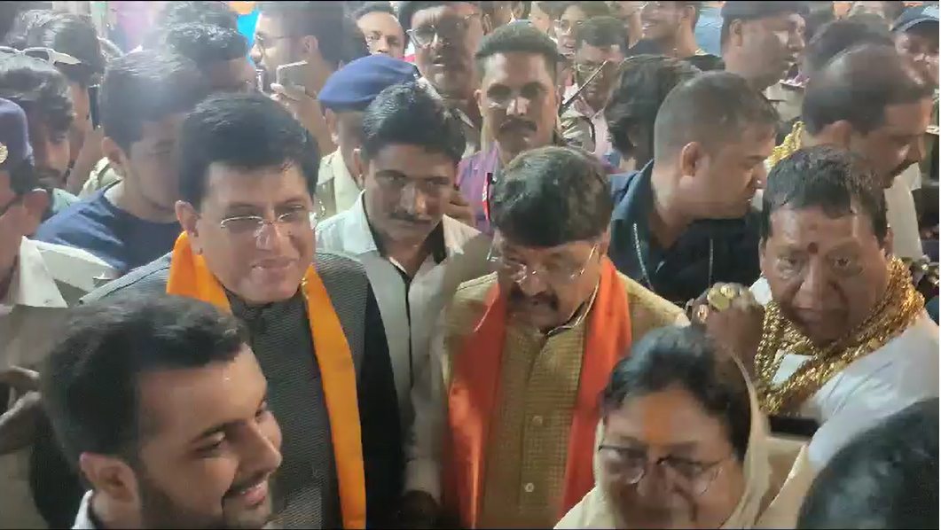 केंद्रीय मंत्री पीयूष गोयल देर रात इंदौर पहुंचेः चौपाटी में व्यंजनों का उठाया लुत्फ, बीजेपी प्रत्याशी कैलाश विजयवर्गीय भी रहे साथ