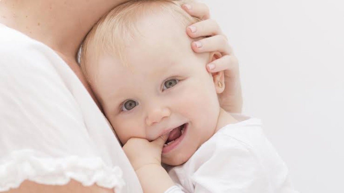दांत निकलने के दौरान Baby को हो रही है परेशानी, तो इस तरह दें उसे राहत …