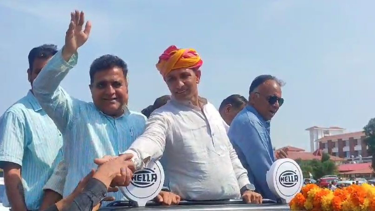 हार के बाद का गुस्साः जीतू पटवारी ने स्वागत के लिए खड़ी महिला से फूल लेकर कार्यकर्ता पर फेंका, Video