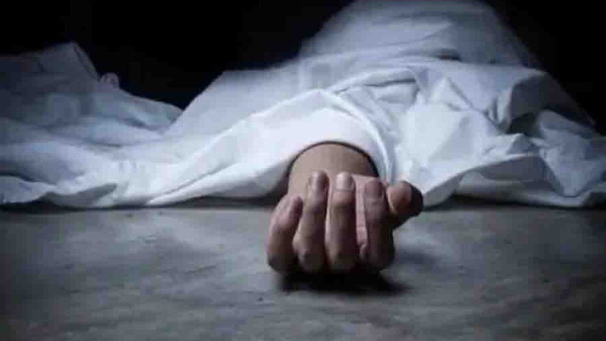 महिला की अधजली लाश मिलने से सनसनीः शव के पास 4 खाली देशी दारू क्वार्टर, बीड़ी माचिस मिली