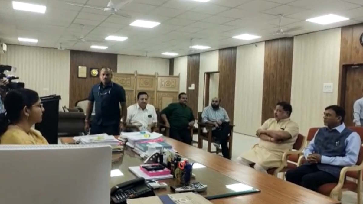 भाजपा के नेताओं-कार्यकर्ताओं को प्रचार करने से रोका जा रहा, मुख्य निर्वाचन पदाधिकारी से केंद्रीय मंत्री मांडविया ने की शिकायत