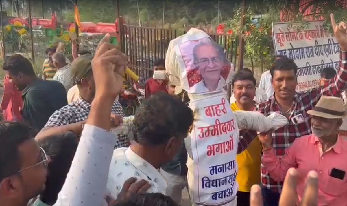 पूर्व मंत्री को टिकट देने से नाराज कांग्रेसियों ने जलाया प्रत्याशी का पुतला: प्रदेश महामंत्री बोले- स्थानीय को टिकट देते, उसे जीत दिलवाना मेरी गारंटी 