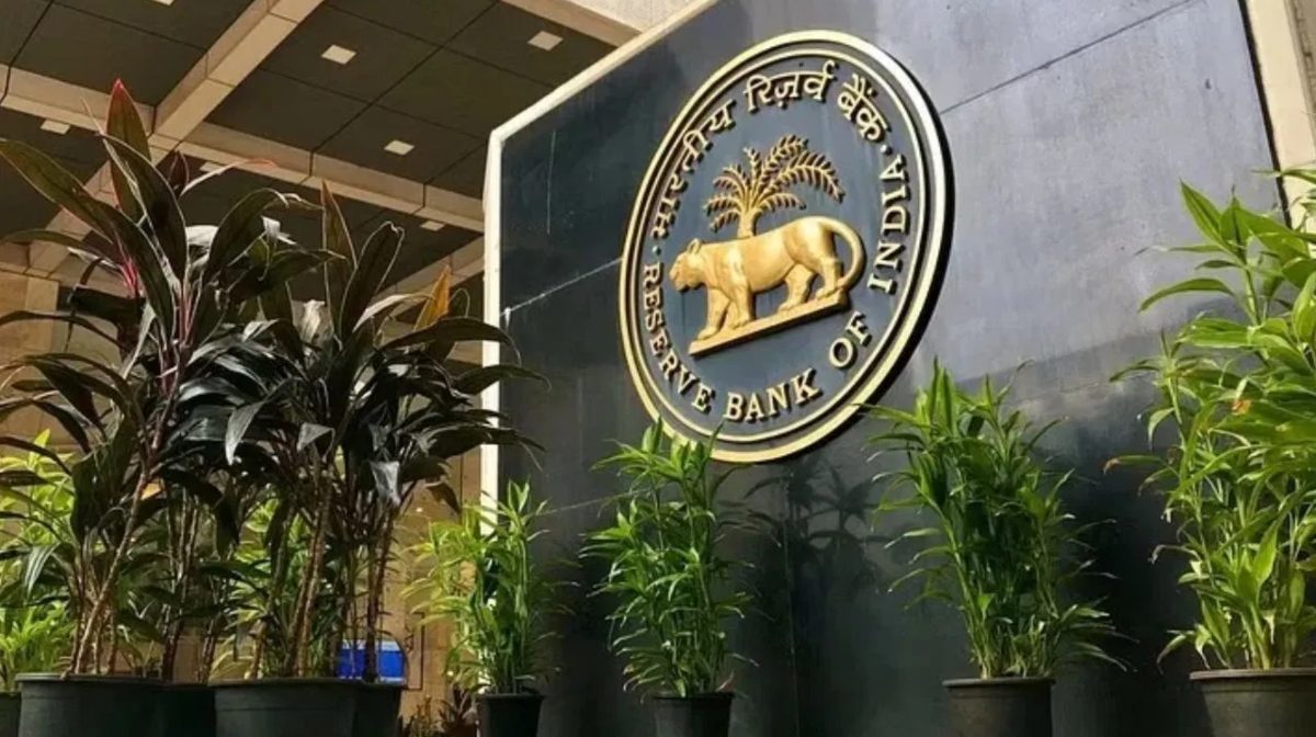 RBI Imposed Fine on 20 Banks: आरबीआई ने 20 से ज्यादा बैंकों पर ठोका जुर्माना, जानिए क्यों की कार्रवाई?