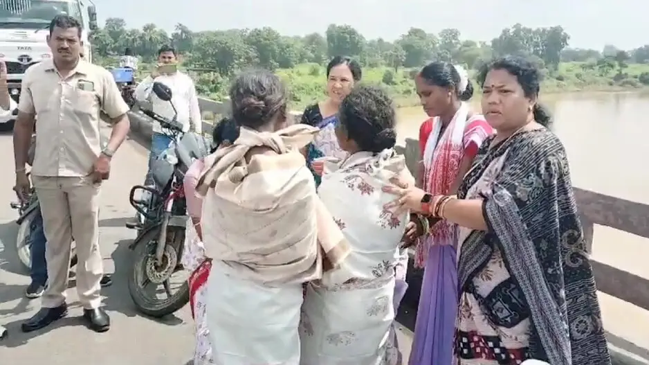 शर्मनाक: सड़क पर कई घंटों तक नग्न घूमती रही 2 महिलाएं, पर मदद के लिए कोई नहीं आया आगे