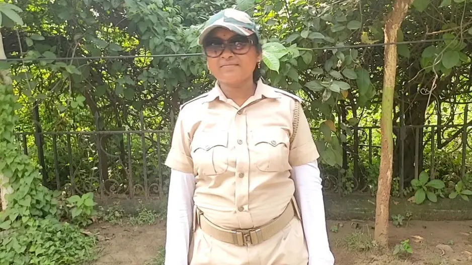 महिला होम गार्ड को एटीएम काउंटर के अंदर मिले 10 हजार रुपए, तो जानें आगे उन्होंने क्या किया…