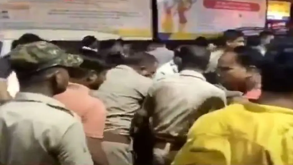 जमीन विवाद में दो पक्षों में मारपीट, एक व्यक्ति के घायल होने की खबर फैली तो अस्पताल में बलवा, 5 प्लाटून पुलिस तैना