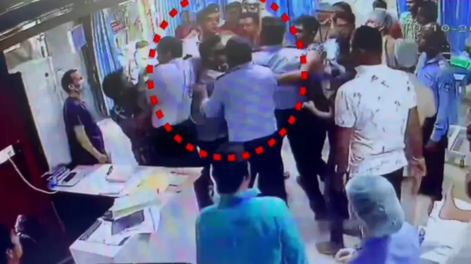 मरीज की मौत के बाद परिजनों का हंगामा, डॉक्टरों और नर्स से मारपीट, 2 गिरफ्तार