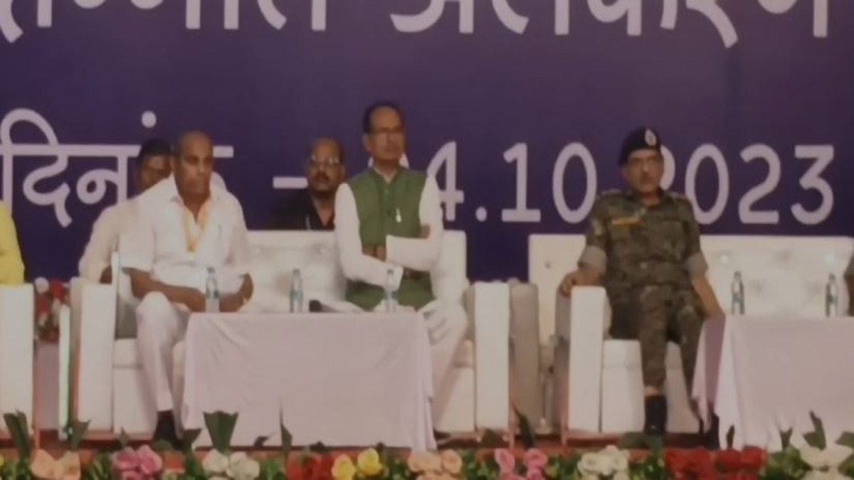 CM in Balaghat: 22 पुलिस जवानों को मुख्यमंत्री शिवराज ने किया सम्मानित, नक्सलियों से की हिंसा का रास्ता छोड़ने की अपील