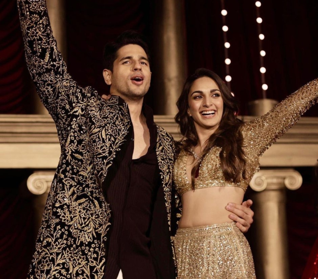 Kiara Advani and Sidharth Malhotra: करवा चौथ सेलिब्रेशन के लिए कियारा निकलीं दिल्ली, एयर पोर्ट में सीड का हाथ थामें आईं नजर