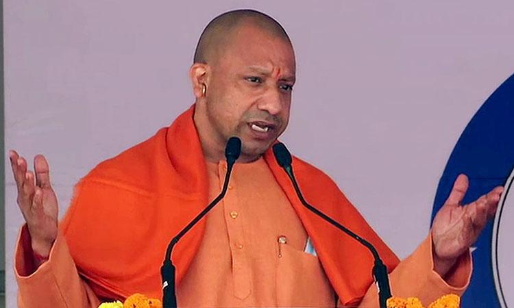 CM योगी का वाराणसी दौरा, हनुमान प्रसाद पोद्दार अंध विद्यालय में अन्न क्षेत्र का किया शुभारंभ